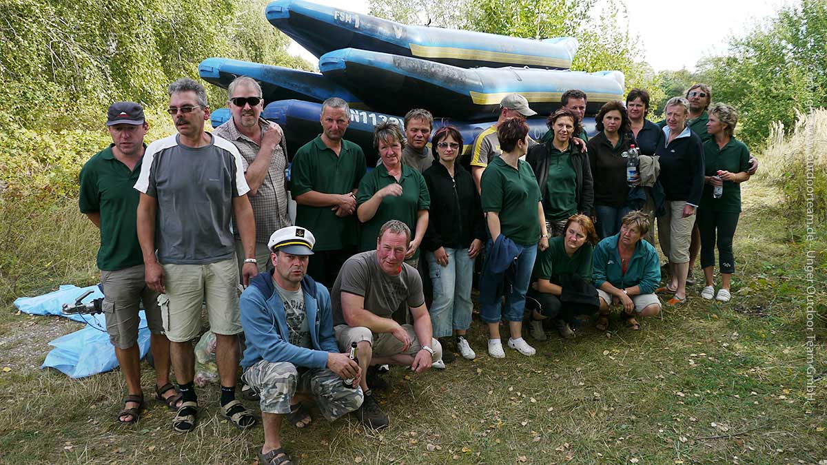 Gruppenfoto eines Kulturvereins nach einer Flusstrekkingtour. Gruppenstärke: 20 Teilnehmer.