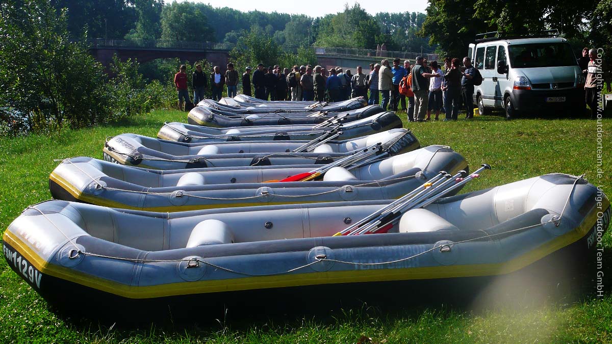 Schlauchboottouren in den sehr sicheren, großen 10er Booten lassen sich für Kleingruppen - aber auch für sehr große Teilnehmerzahlen bis 150 Personen in Mitteldeutschland organisieren.