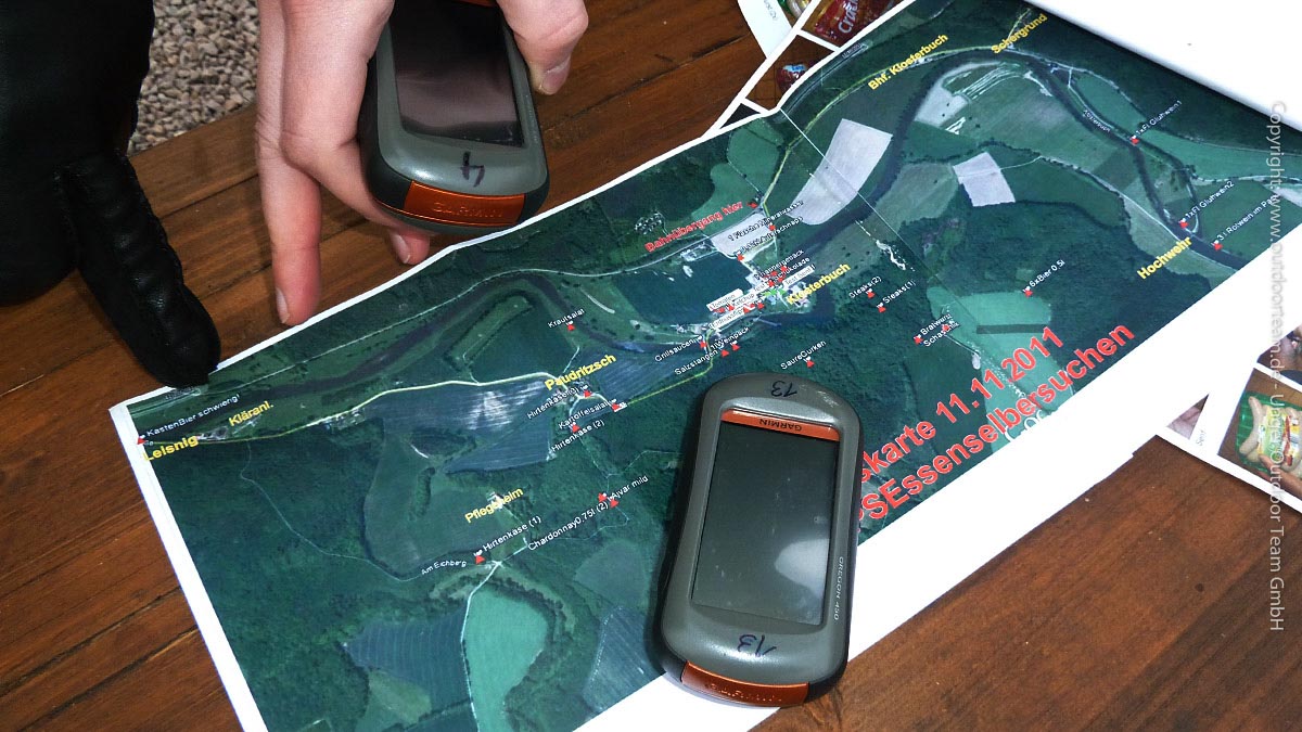 Im Schatzsuche-Set befindet sich neben dem GPS-Gerät auch eine Schatzkarte, mit deren Hilfe die Strategie und Taktik im "Geocaching-Team" geplant werden kann.
