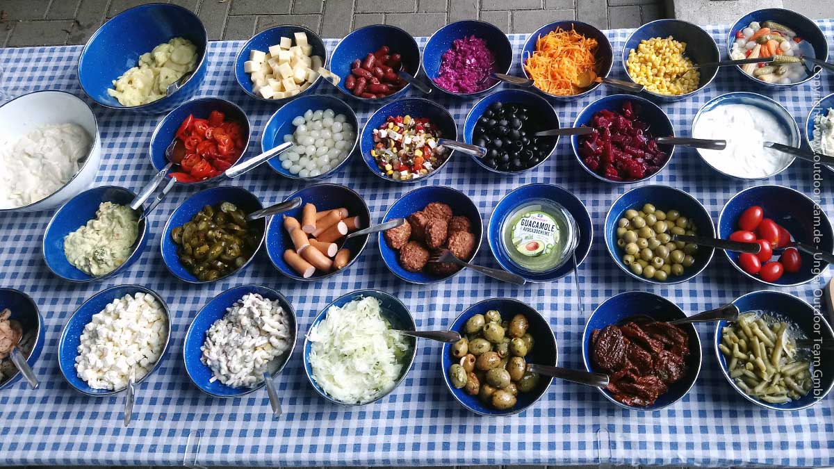 Grillpicknick-Angebote mit einer umfangreichen Auswahl an Salaten und Beilagen.