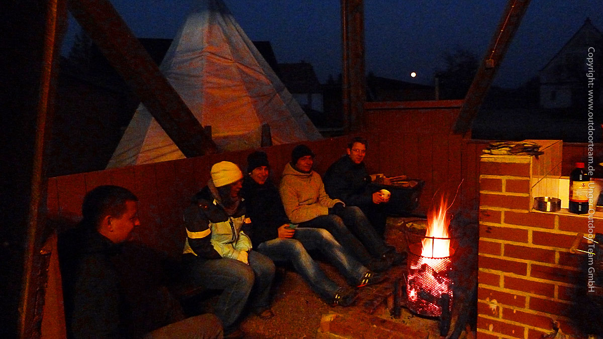 Campromantik am wärmenden Feuerkorb Anfang April im Abenteuercamp Klosterbuch.