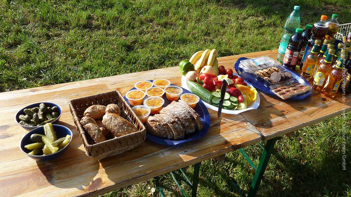Für eine Outdoor-Veranstaltung (Bogenschießen und Geocaching) wurde ein kleiner "Imbiss-Tisch" mit Getränken, Kaffee und Gebäck, Gemüse und Ost sowie einer kleinen Grill-Strecke organisiert.