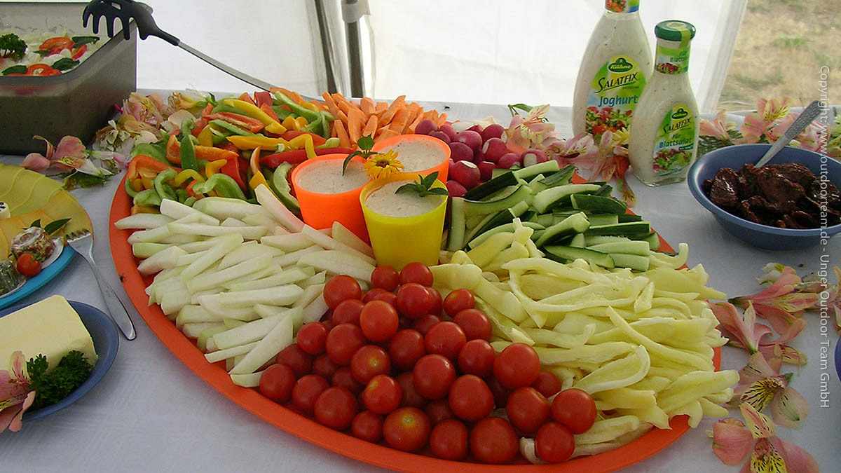 "Geht immer", gesund und auch optisch ansprechend sind Gemüseplatten mit verschiedenen Joghurt-Dips sowie die in Streifen geschnittenen Gemüse-Sticks.