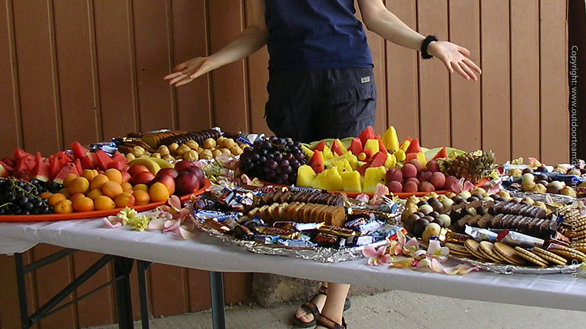 Für eine Outdoor-Großveranstaltung mit über 100 Gästen vorbereitete "Nasch-Ecke" mit Kuchen, Gebäck und Süßigkeiten sowie einer großen Obstauswahl.