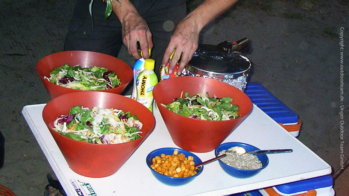 Kleines Salatbüfett, bestehend aus grünem Blattsalat-Mix, Croutons, Kernemix und verschiedenen Dressing-Saucen.