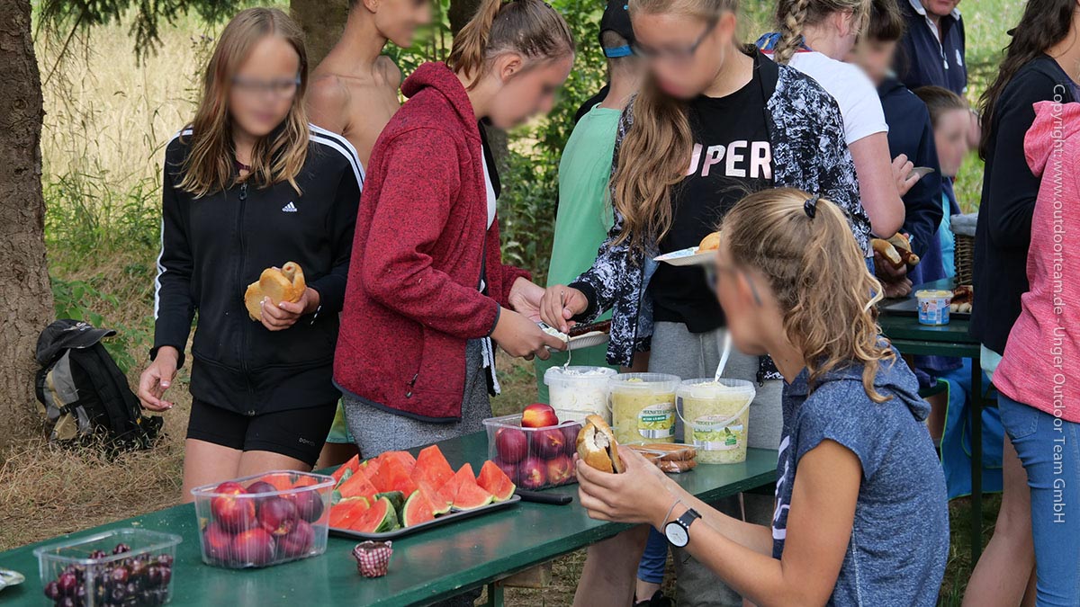 Grillpicknick für Schüler - immer mit viel frischem Obst und Gemüse, an heißen Tagen zusätzlich Getränke!