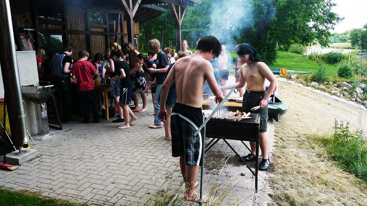 Schülergrillpicknick an der Grill- und Raststelle nahe der Gruppenherberge Wiesenthal (Bootstour auf der Freiberger Mulde)