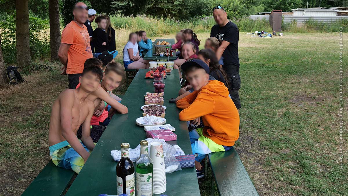 Grillpicknick für eine Schülergruppe auf der Bootswiese in Rochlitz (nach der Schlauchbootfahrt von Wechselburg bis nach Rochlitz)