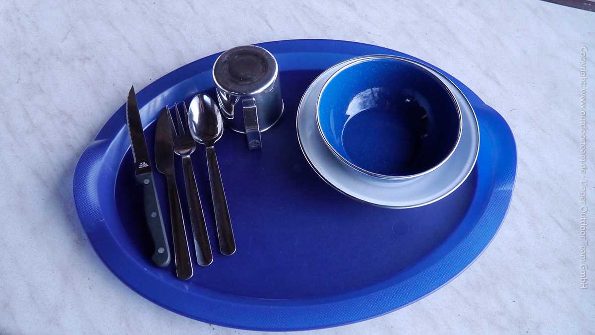Miete eines Geschirr-Set, bestehend aus kompletten Bestecksatz, Steakmesser, Blechtasse sowie Teller und Schüssel.