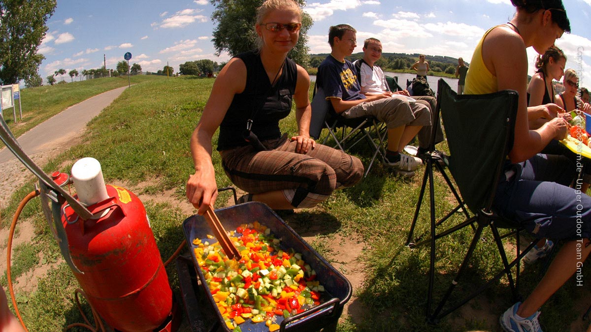 04 - Fotogalerie: Lagerfeuerküche Verpflegungs-Special Gemüsepfanne zum "Selberzubereiten"