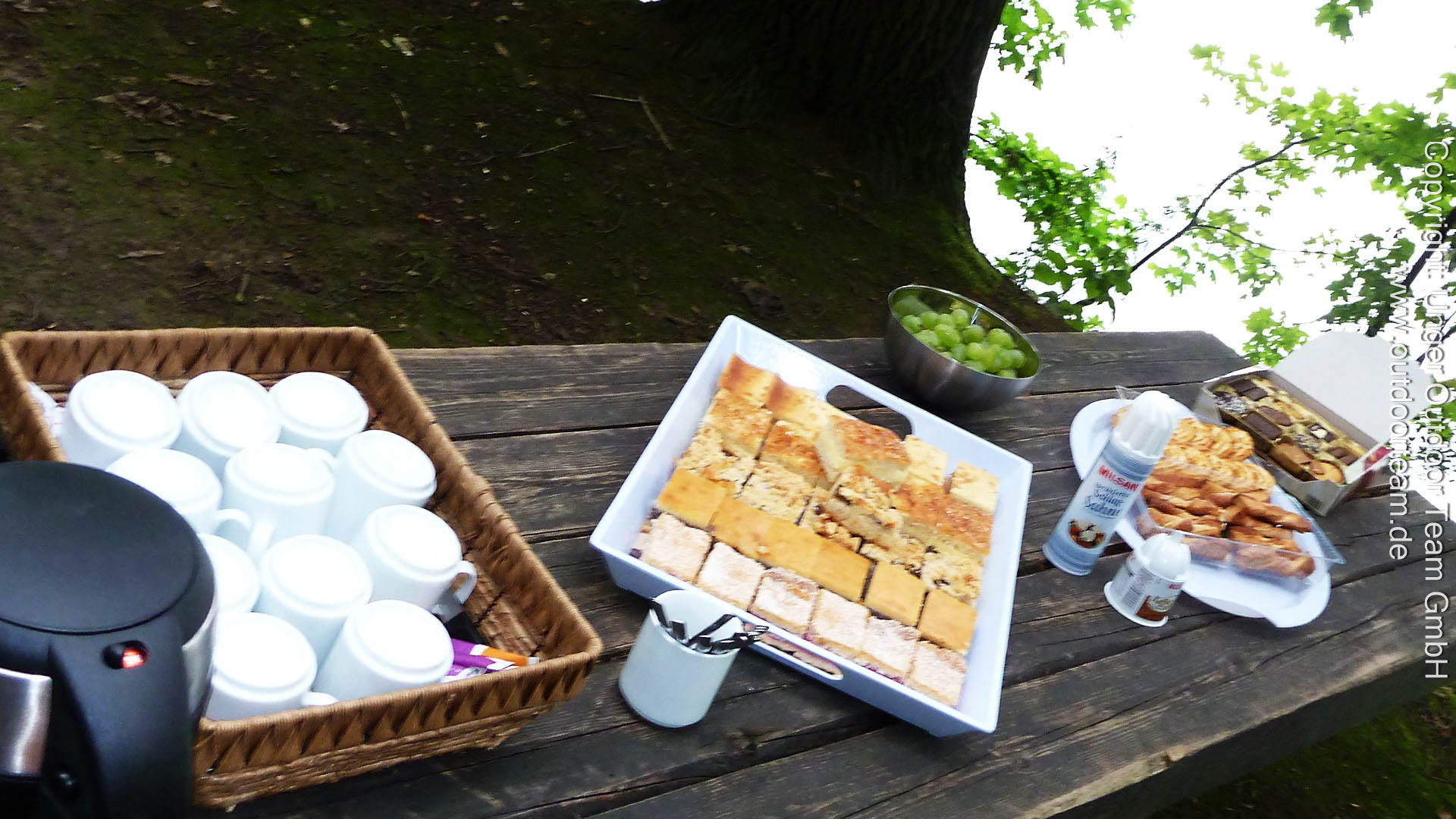 Kaffee-Kuchen-Nachmittags-Schlauchboottour. Es gibt Kuchen, Apfelstrudel und süßes Gebäck