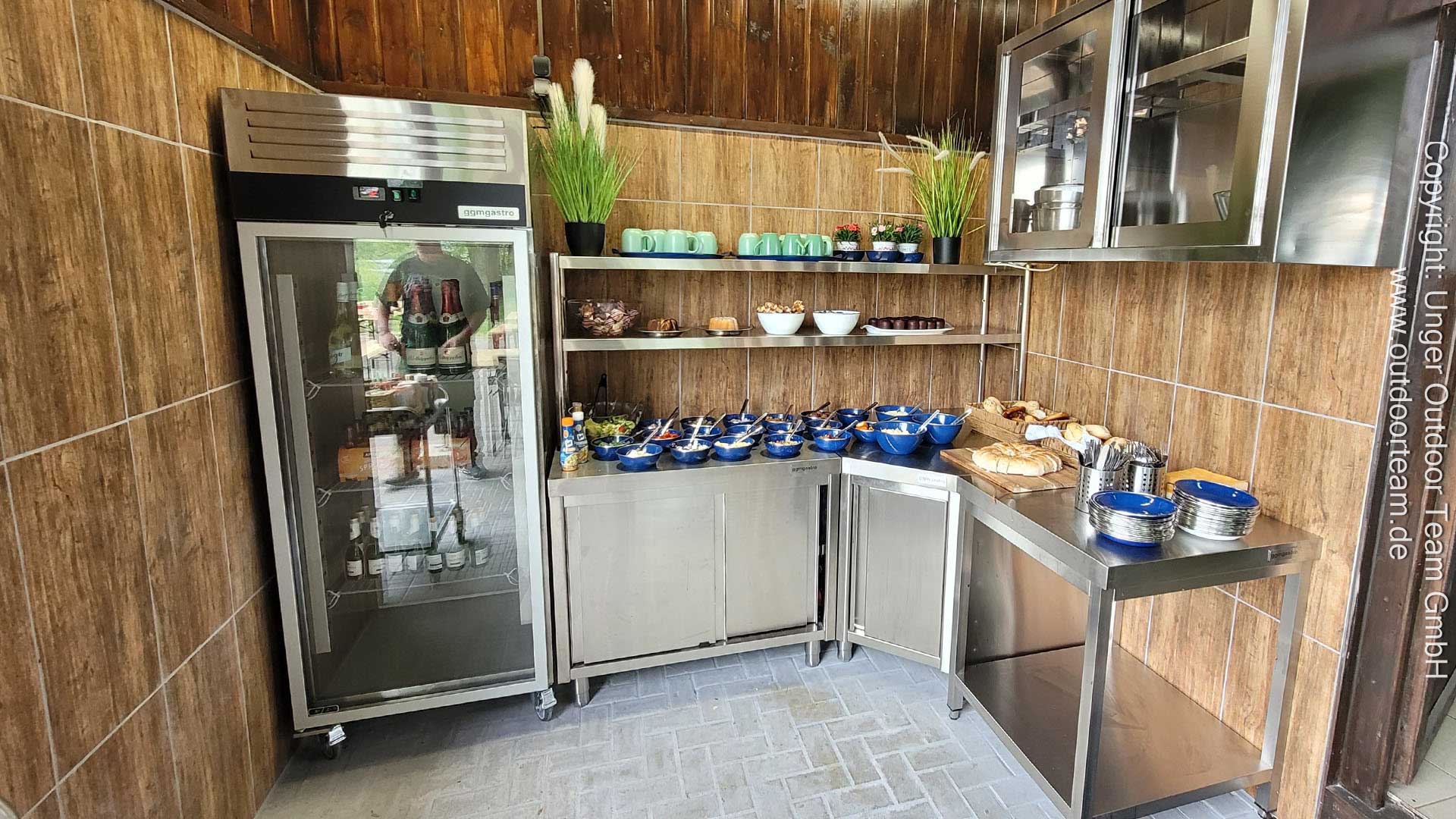 Große Grilltour - modern ausgestatteter Küchenbereich mit Kühlschrank und Salatbüfett